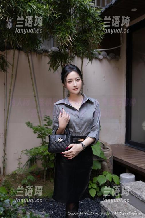 秀人网 - 紫棋粉色新更新：合集里有那种“我喜欢但又摸不清”的调调。