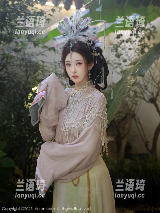 秀人网 - 你以为只有花草才能活泼？看萌琪琪Irene的连衣裙写真图集！