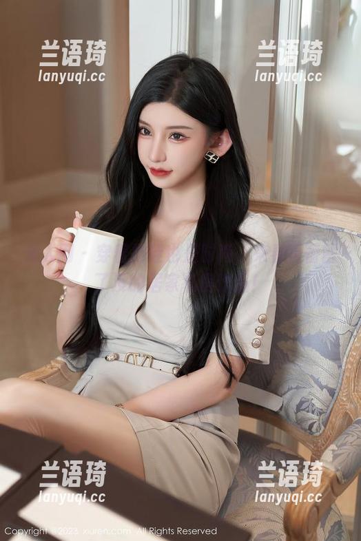 秀人网 - 穿着拖鞋也是时尚，来看蕾蕾醒了没的居家私房作品！