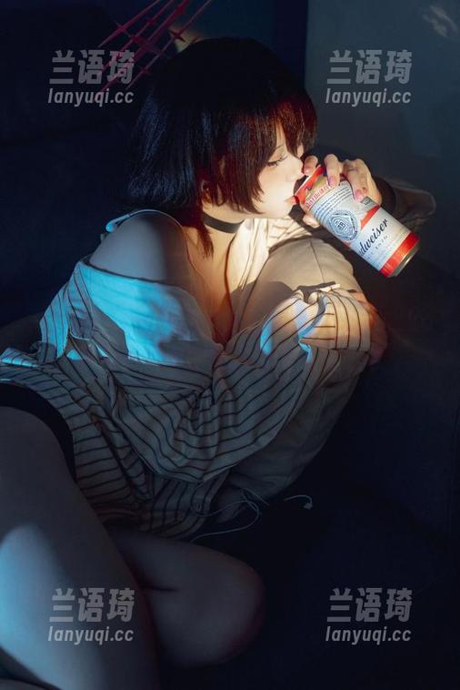 一提美咲泳装，就不得不提纸悦Etsu_ko的超赞写真，每次都能抓住眼球