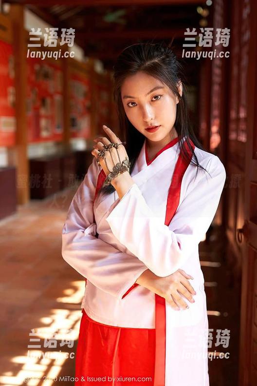蜜桃社 - 敢问冰露的浴室美图为何如此撩人？这壁纸真有想象空间啊。