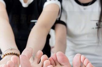 袜啵啵 – 稚予的最新套图，水打湿丝袜剧情不止流量，还有更多意想不到的欢乐哦！
