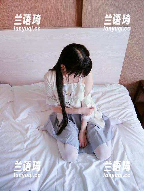 西尔酱 西尔酱的全套青草水手服,图片里那种恰到好处的模糊感