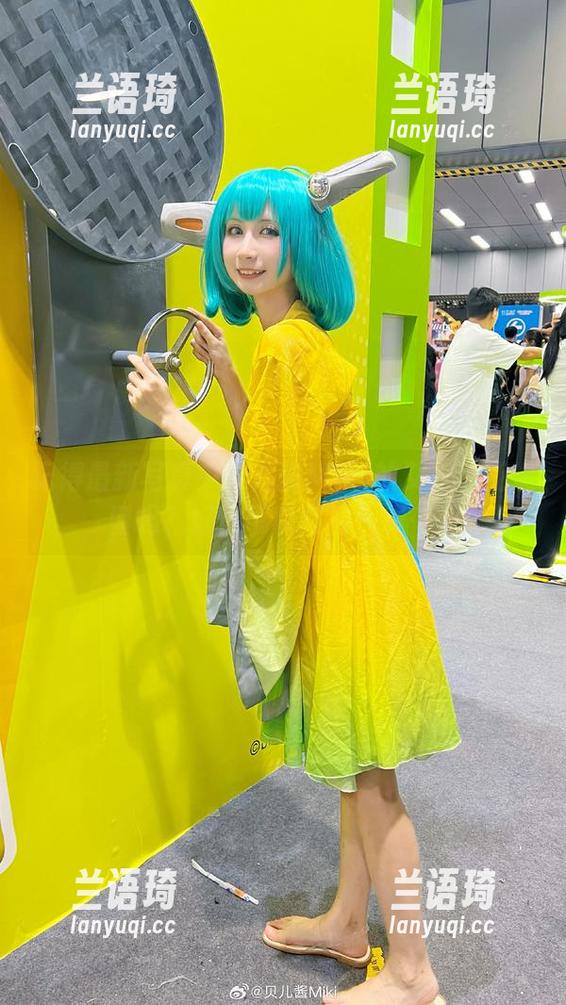 记得最新写真中贝儿酱Miki的艾米莉亚造型吗？好像可以再看一眼……