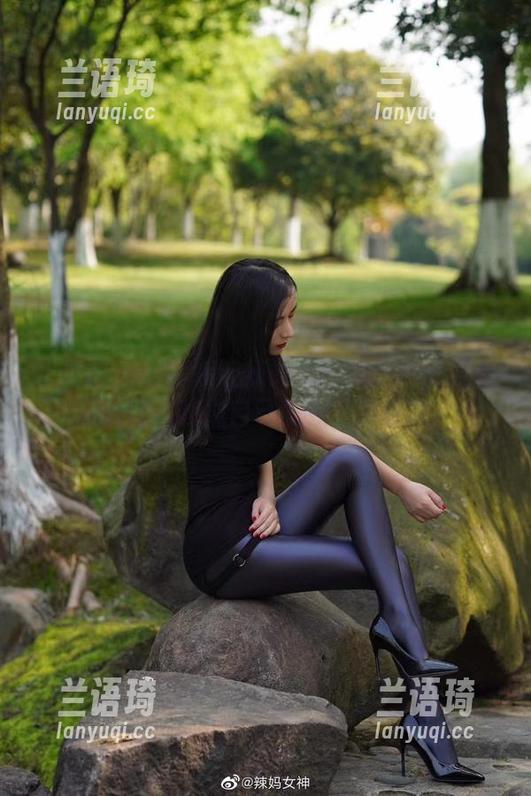 微密圈 - 一套装让辣妈女神的写真又好看又时髦，貌似自己的衣柜里缺啥？