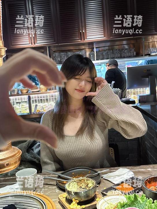 月亮被她吓到了，“闪月半”已经提交柏崎星奈的免费图包，快来围观吧！