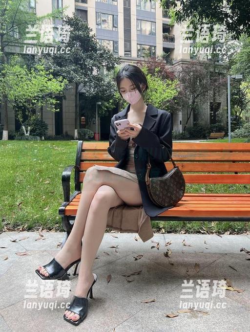 陈妮妮UNI 微密圈 - 皮衣女王陈妮妮UNI,随便一件都是定制的态度。