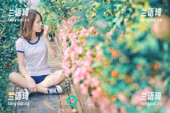 青豆客 - 在王明明的纯白画像中，我试图找到一点灰色，却发现我只收获了满满的“我不认识的颜色”。