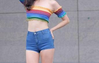 魔镜街拍 – 众神降临，婷婷的白色吊带和黑丝的美腿：别等了，赶紧下载吧！