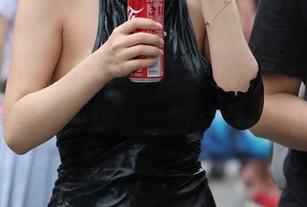 魔镜街拍 – 婷婷的午后：包臀灰裙与薄丝的完美‘采访’—图片合集来啦！