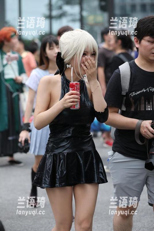 魔镜街拍 - 婷婷的午后：包臀灰裙与薄丝的完美‘采访’—图片合集来啦！
