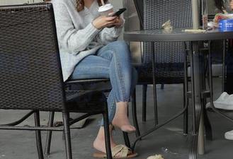 魔镜街拍 – 寒风中，婷婷的极品肉丝如何成就了这张图集？