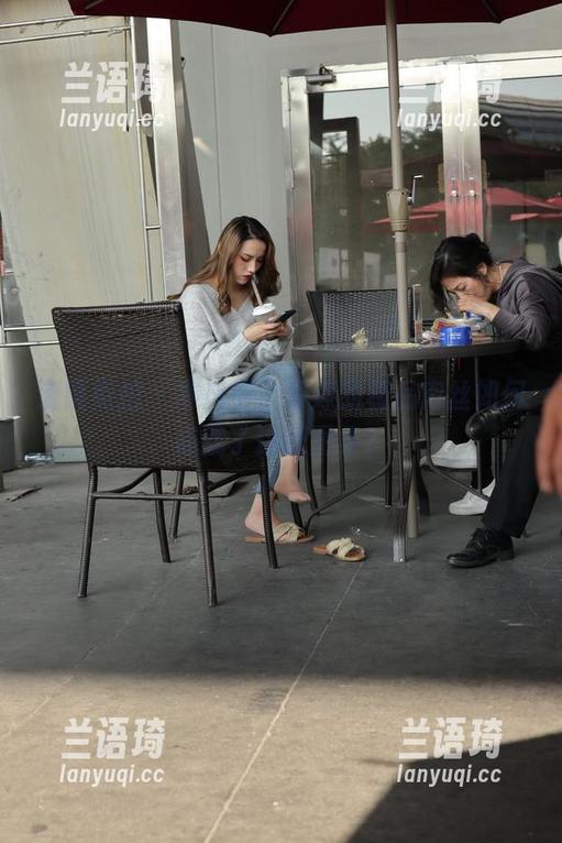 魔镜街拍 - 寒风中，婷婷的极品肉丝如何成就了这张图集？