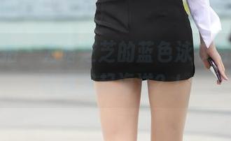 魔镜街拍 – 为啥芝芝的蓝色泳衣写真，总让我想起海洋？！
