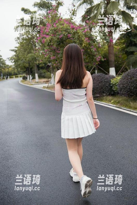 魔镜街拍-萌宝儿 魔镜街拍 - 萌宝儿的照片集:商业广场访哈哈镜,肉丝包臀裙成了焦点!