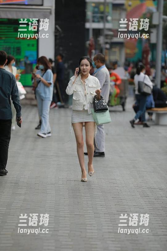 魔镜街拍法宝，高清图包里的制服包臀裙小姐姐，你能抵挡得住吗？