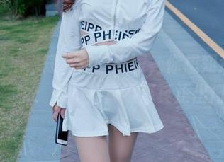 魔镜街拍，短裙灰丝高跟，你想知道的只有一个：腿不痛算不算真正出门？